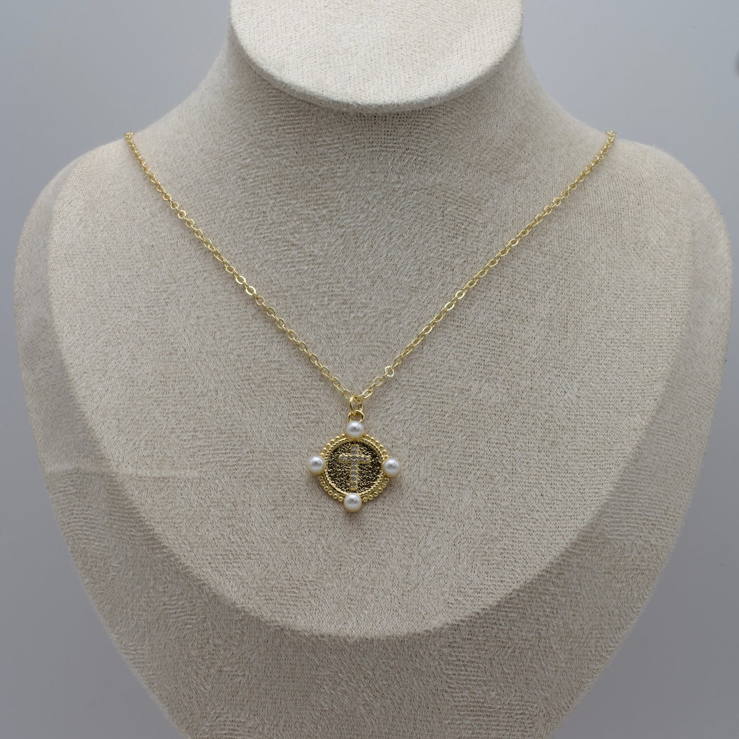 Cadena con Colgante de Cruz y Perlas
