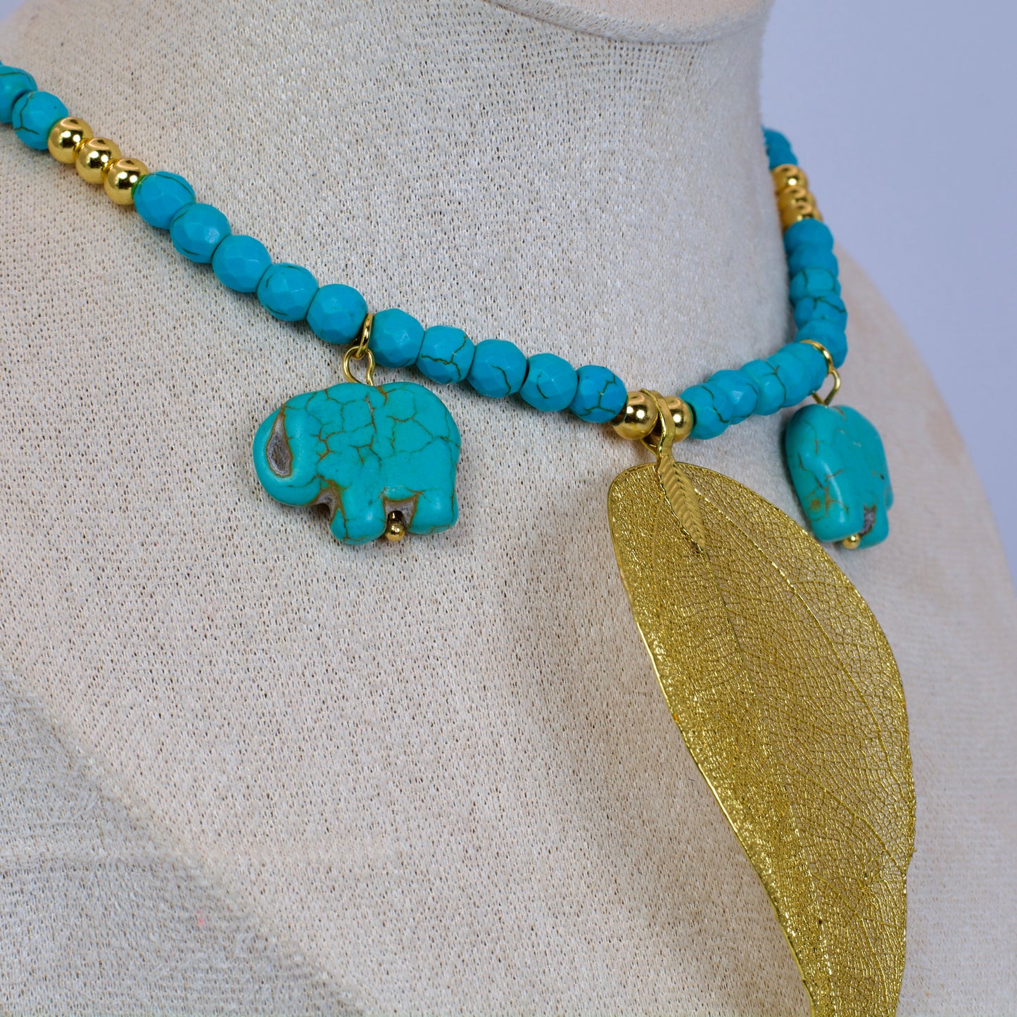 Collar Atila