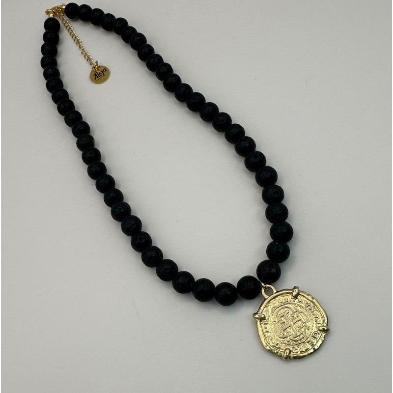 Collar de Piedra Volcánica con Medalla Dorada