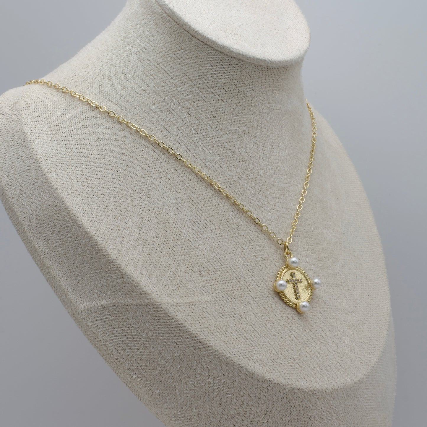 Cadena con Colgante de Cruz y Perlas