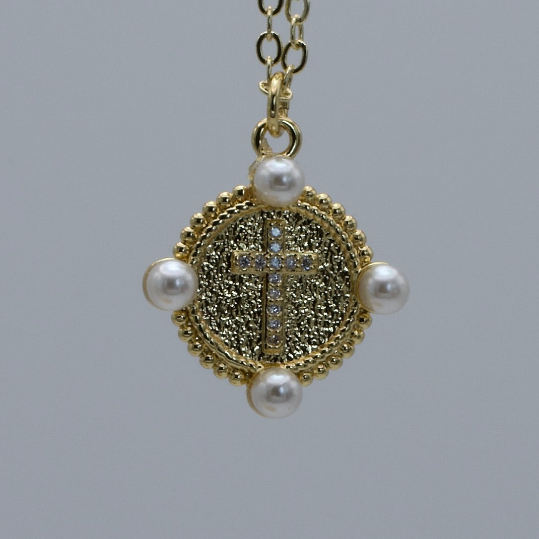Cadena con Colgante de Cruz y Perlas