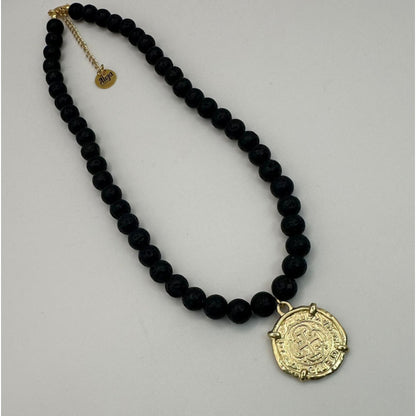 Collar de Piedra Volcánica con Medalla Dorada